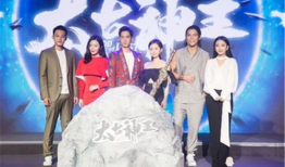 进娱乐圈吃瓜却红了,她如何意外走红？